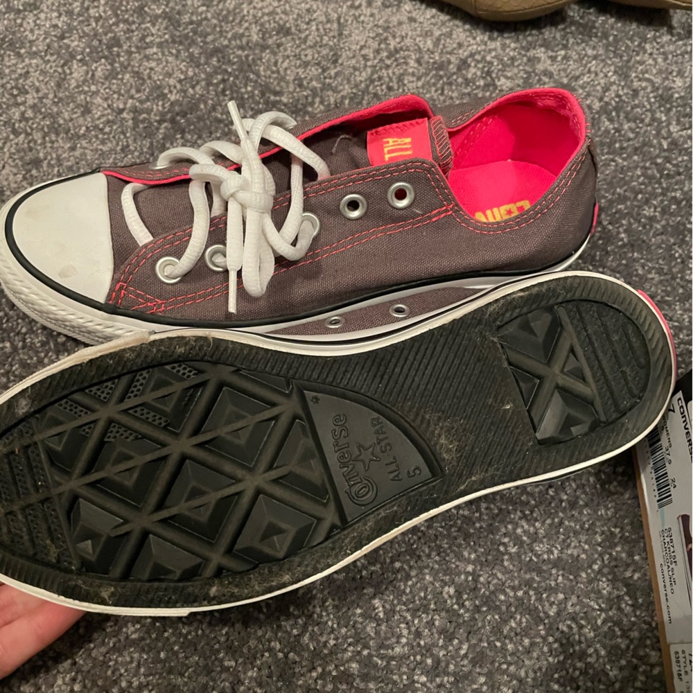 Converse sneaker. Barely worn size 7